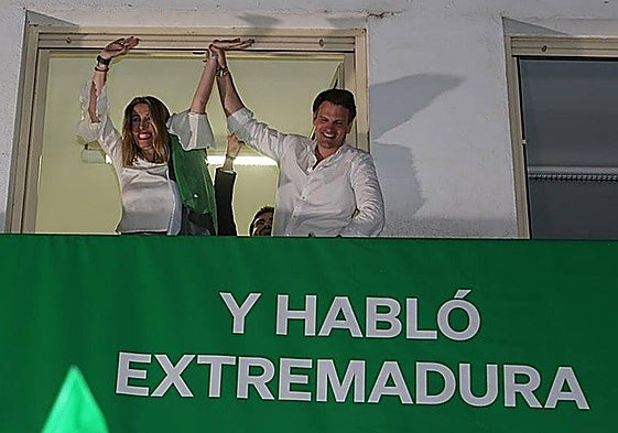 María Guardiola y Abel Bautista saludan desde el balcón de la sede del PP en Mérida tras los resultados de las elecciones de 2023.