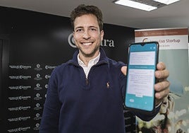 José Miguel Rodríguez muestra la aplicación que ha creado y que está impulsando con un programa de la Cámara de Comercio de Badajoz.