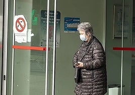 Imagen de archivo de una usuaria de un centro de salud con mascarilla.