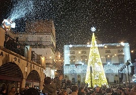 El recibimiento del periodo navideño fue masivo en la Plaza Mayor de Cáceres.