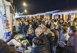 Puesto de dulces extremeños y chocolate caliente en la puerta de una casa de Sagrajas.
