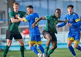 Andrada y Konate en una acción del Extremadura-Canarias.