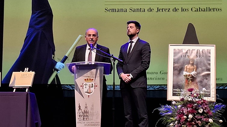 Gran acogida al libro 'Arte en imágenes' sobre la Semana Santa en su presentación en Jerez de los Caballeros