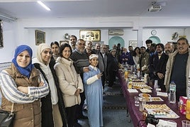 El doctor Usama Aklouk (a la derecha), junto al resto de participantes en la jornada de puertas abiertas en la mezquita de Badajoz, en el Gurugú.