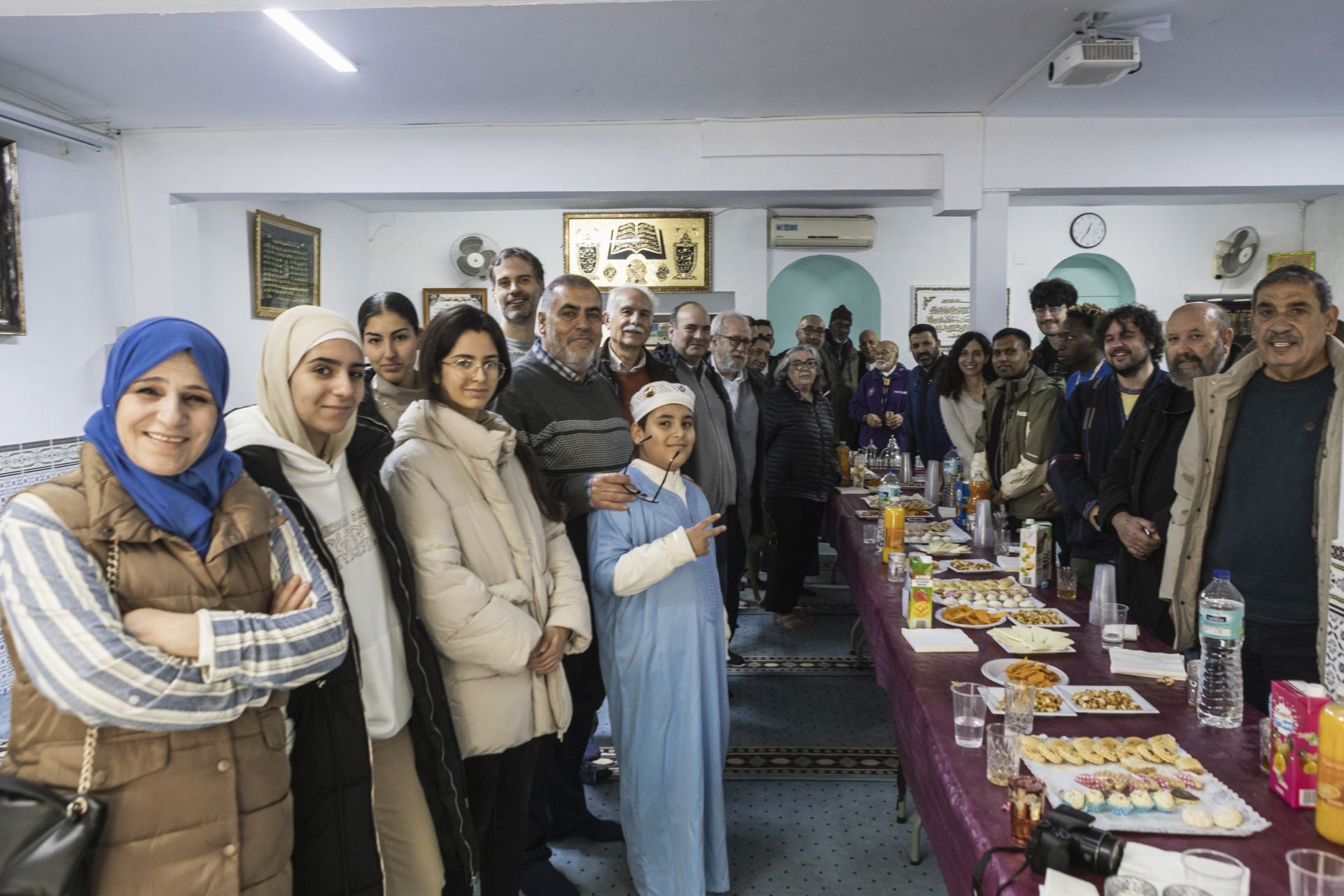 Té y dulces en la mezquita con el neurocirujano palestino recién llegado de Gaza
