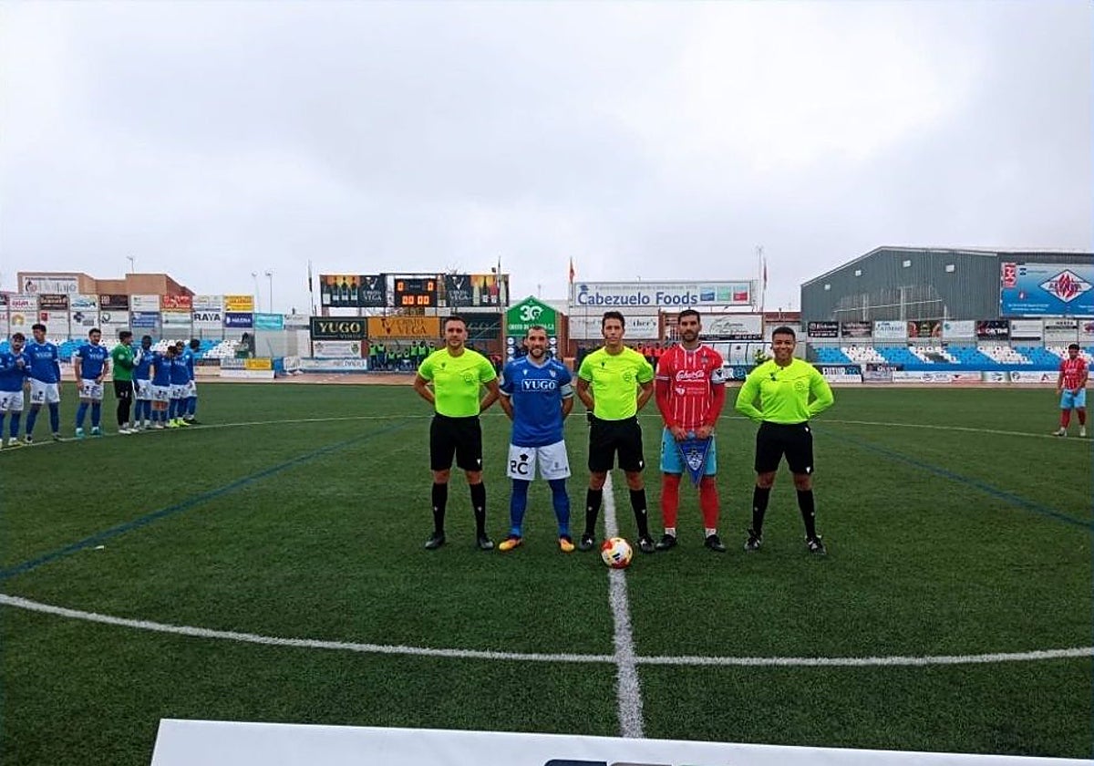 Gonzalo Llerena y Carlos García, capitanes del Coria y Socuéllamos, con el trío arbitral antes de comenzar el partido.