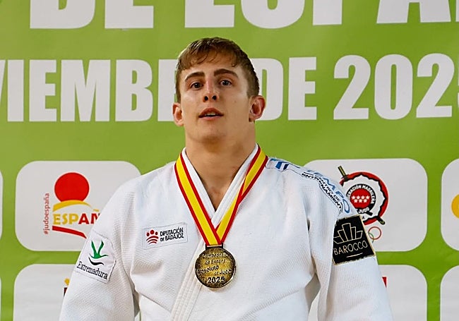 Daniel Nieto con su oro de campeón de España.