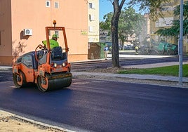 Un operario repara el firme de una avenida este verano.