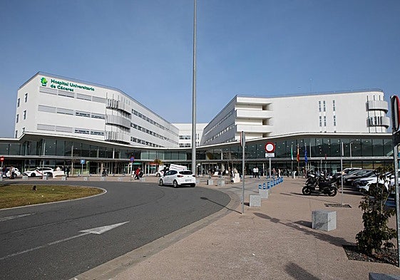 El motorista herido en una colisión frontal en Moraleja permanece en la UCI del hospital de Cáceres