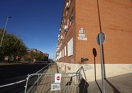 Bloque de pisos de calle Río Tíber, situada en el barrio de Aldea Moret, afectado por riesgo de derrumbe.