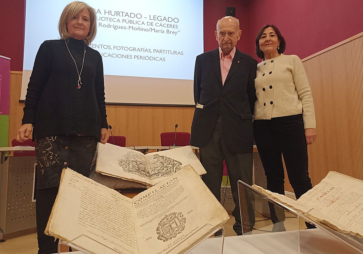 La consejera de Cultura, Victoria Bazaga, Miguel Hurtado, bisnieto de Publio Hurtado y María Jesús Santiago, directora de la Biblioteca Pública de Cáceres, en el acto oficial de la donación del legado este lunes.