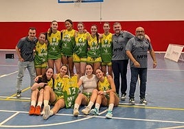 Las jugadoras del filial del Al-Qázeres celebran la victoria en el derbi ante el San Antonio.