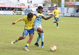 Benji pugna con Jerobe Cáceres en el duelo ante Las Palmas Atlético en La Isla.