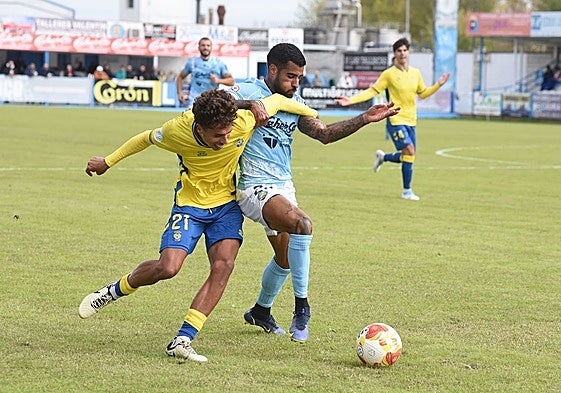 Benji pugna con Jerobe Cáceres en el duelo ante Las Palmas Atlético en La Isla.