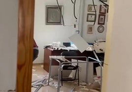 Uno de los despachos inundados por la fuga de agua del colegio Juventud.