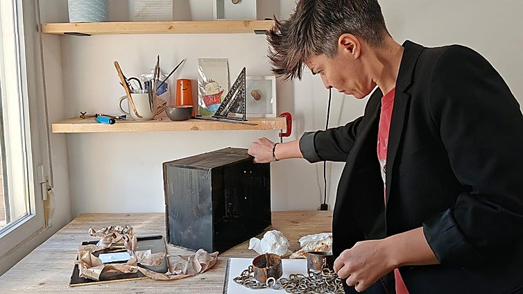 Una artista madrileña denuncia que Badajoz le ha devuelto su obra «oxidada y chorreando»