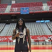 Lance-Amir Paul tras ascender con el Círculo Gijón.