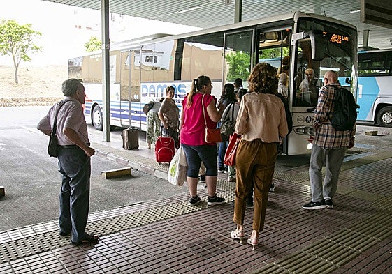 Viajeros en la estación de Mérida acceden al autobús de una línea regional.