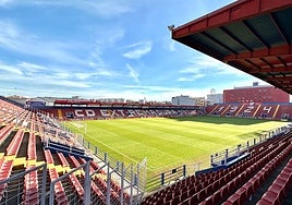 El estadio Francisco de la Hera ya está preparado para la gran noche copera del Extremadura-Sevilla.