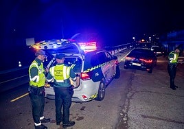 La Guardia Civil atiende a un vehículo que se topó con un cono que se encontró en mitad de la carretera de Sevilla el pasado lunes a primera hora de la noche.
