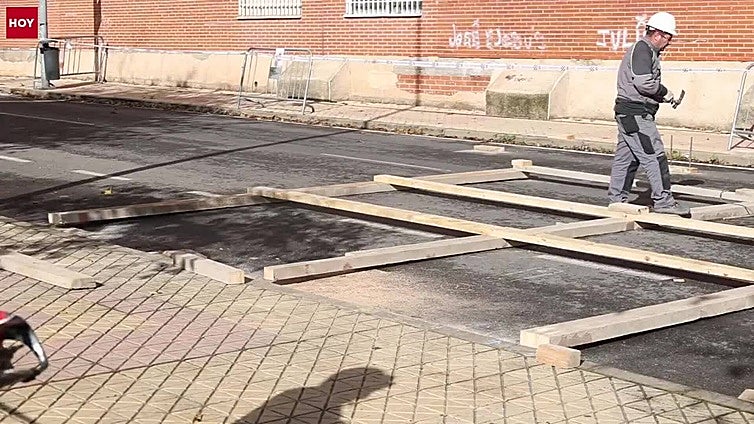 Comienzan a apuntalar el edificio desalojado en Aldea Moret: «La prioridad es garantizar la seguridad de la fachada»