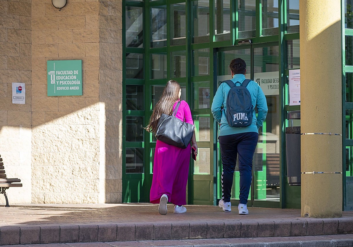 Dos alumnos se dirigen al edificio de la Facultad de Educación, en Badajoz.