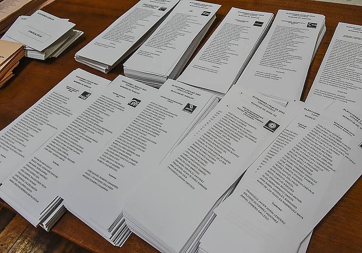 Papeletas en una mesa electoral durante los comicios locales y autonómicos del pasado 28-M.