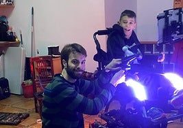 Francisco José García, durante la instalación de las luces y la bocina en la silla de ruedas de Manuel Moreno.