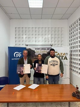 María Guardiola firma la adhesión al compromiso 'La Caza También Vota'