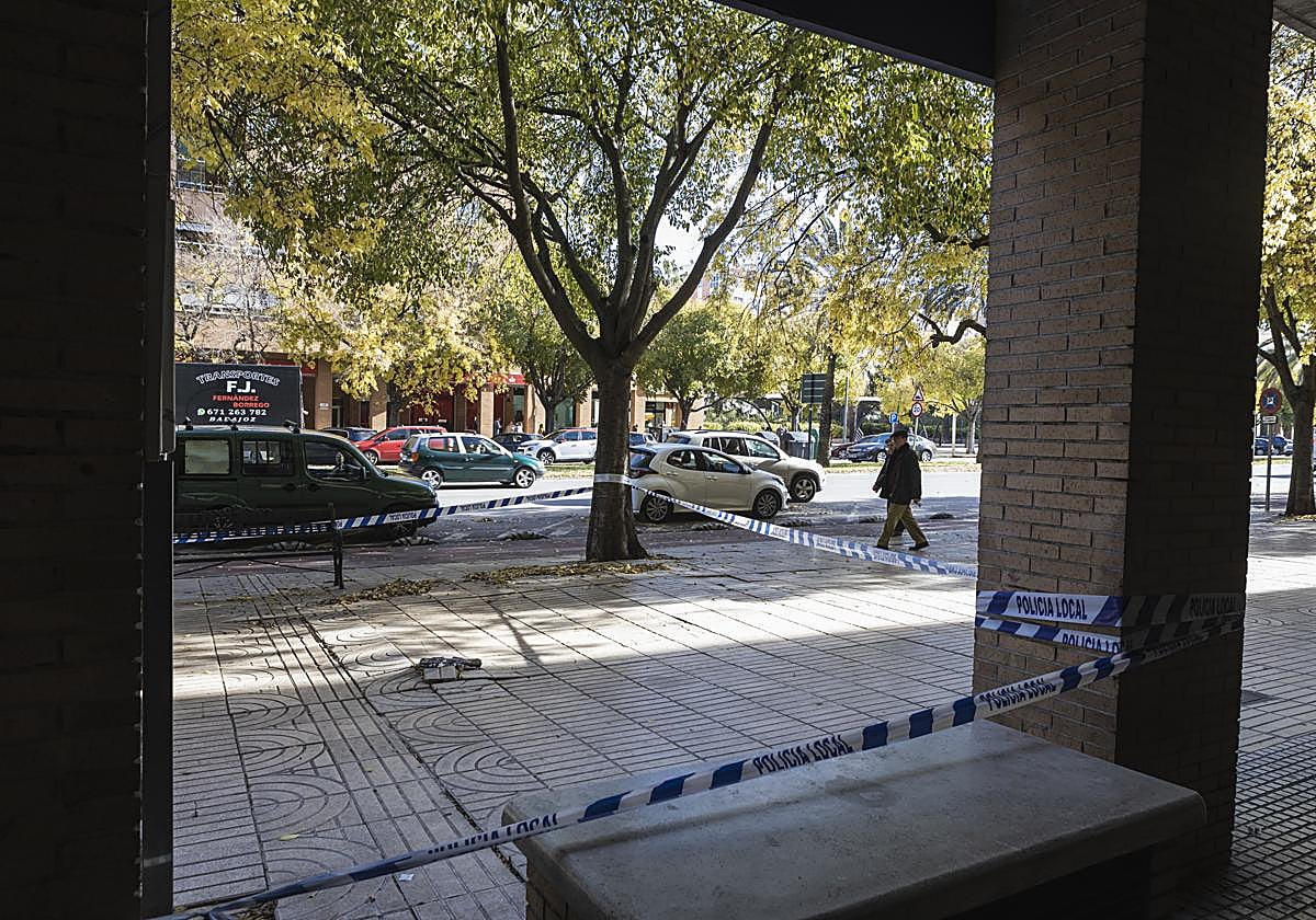 La policía corta un tramo de Sinforiano Madroñero por el mal estado de la acera