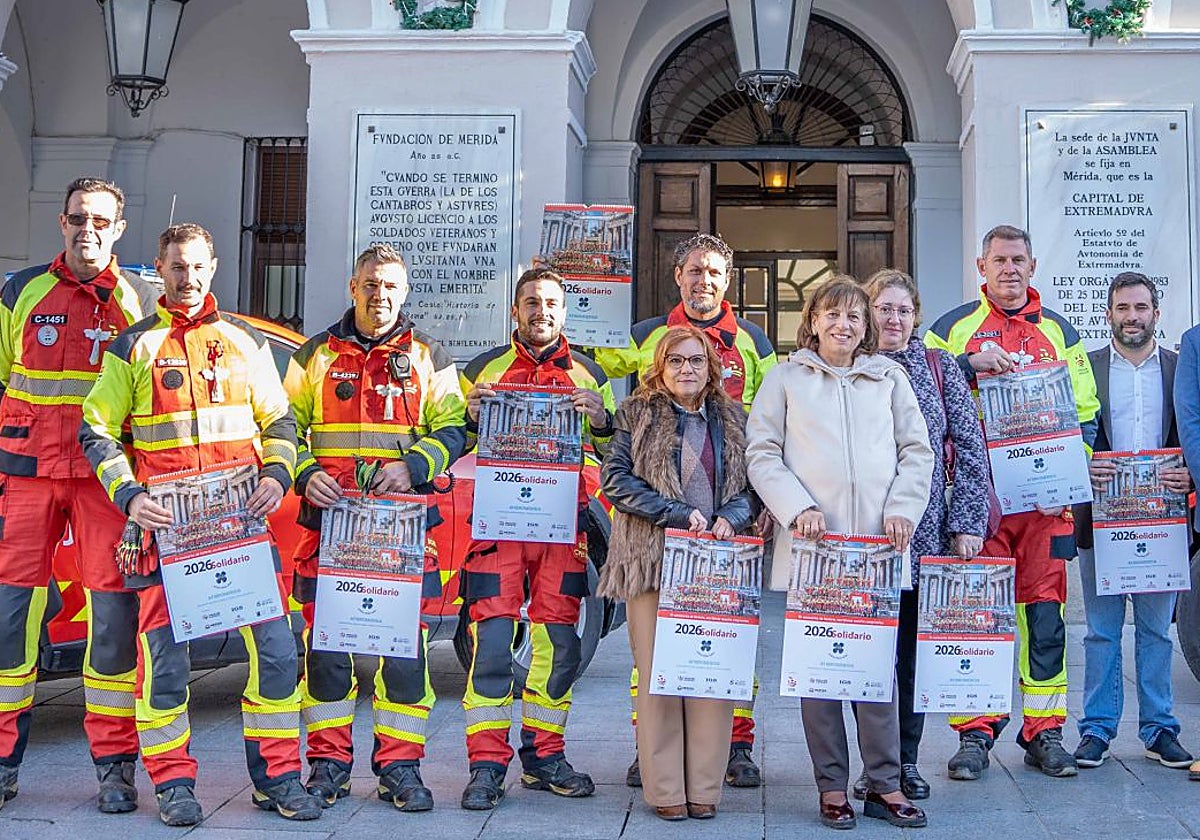 Foto de familia representantes de asociaciones e instituciones que han hecho posible este calendario solidario de AfibroMérida.