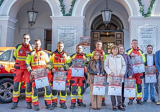 Foto de familia representantes de asociaciones e instituciones que han hecho posible este calendario solidario de AfibroMérida.
