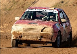 Esteban Ortiz a los mandos de su Opel Kadett con el que ganó la División II.