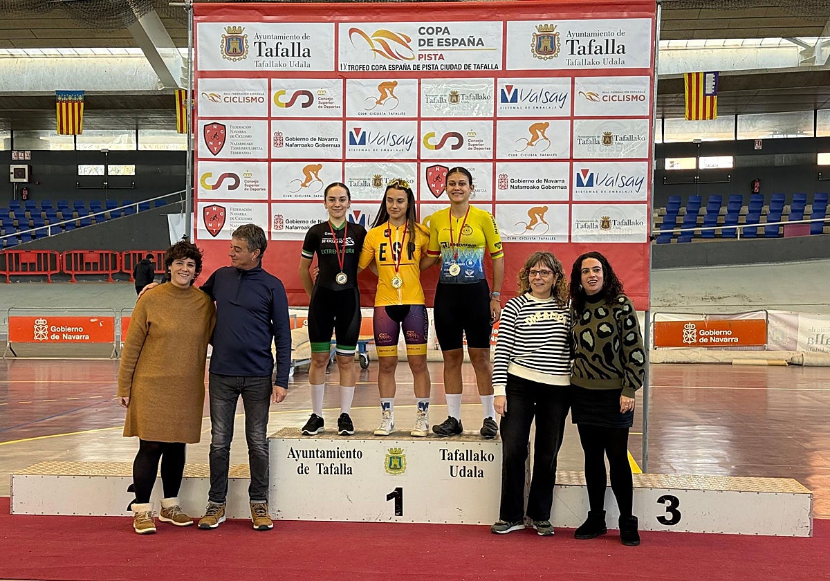Laura Pérez en el segundo cajón del podio tras conseguir la plata de general de la Copa de España de Tafalla.