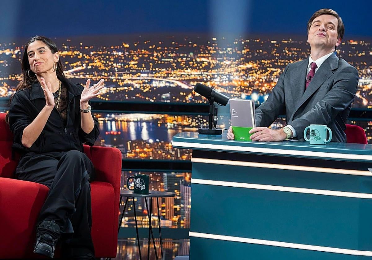 Carolina Yuste en el plató de 'Late Xou' con Marc Giró