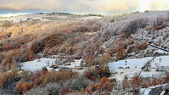 La nieve tiñe de blanco las sierras de Extremadura