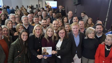 María Guardiola esta mañana en Badajoz con su equipo durante la presentación de su programa electroral.