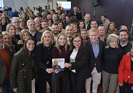 María Guardiola esta mañana en Badajoz con su equipo durante la presentación de su programa electroral.