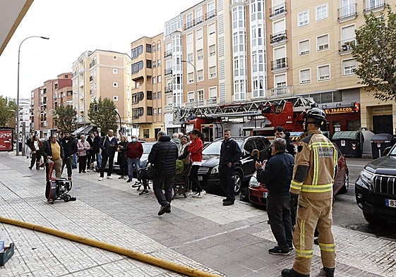 Un incendio calcina parte de un piso en San Roque
