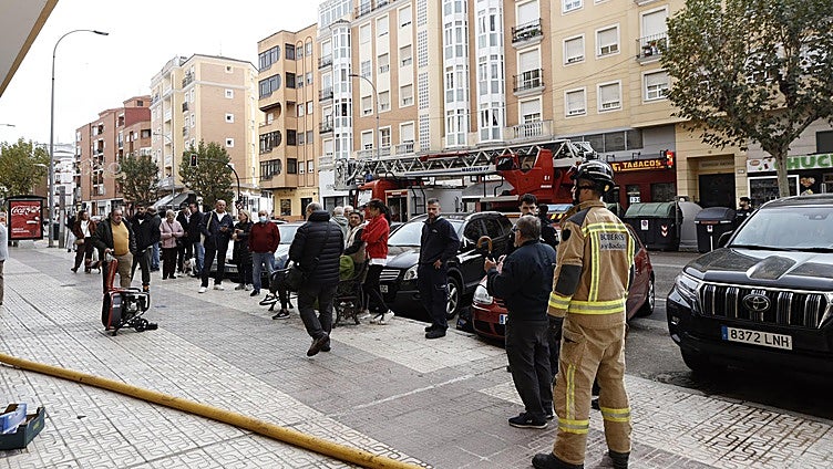 Un incendio calcina parte de un piso en San Roque