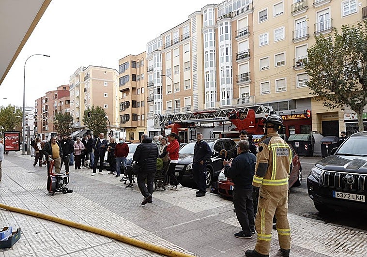 Un incendio calcina parte de un piso en San Roque