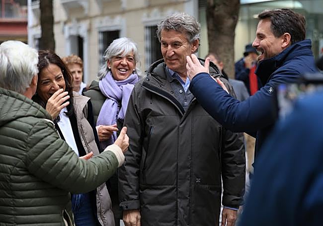 Feijóo paseó por Don Benito mientras Guardiola lo hacía por Villanueva.