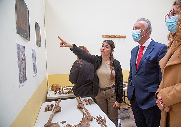 El ministro Ángel Torres visita la fosa clandestina del cementerio de Villanueva de la Serena