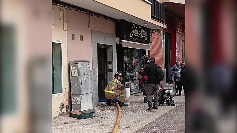 Un incendio calcina parte de un piso en San Roque
