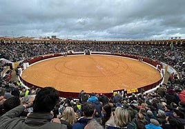 Público en la plaza de toros de Olivenza durante una corrida de la Feria.