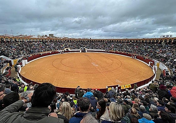 Público en la plaza de toros de Olivenza durante una corrida de la Feria.