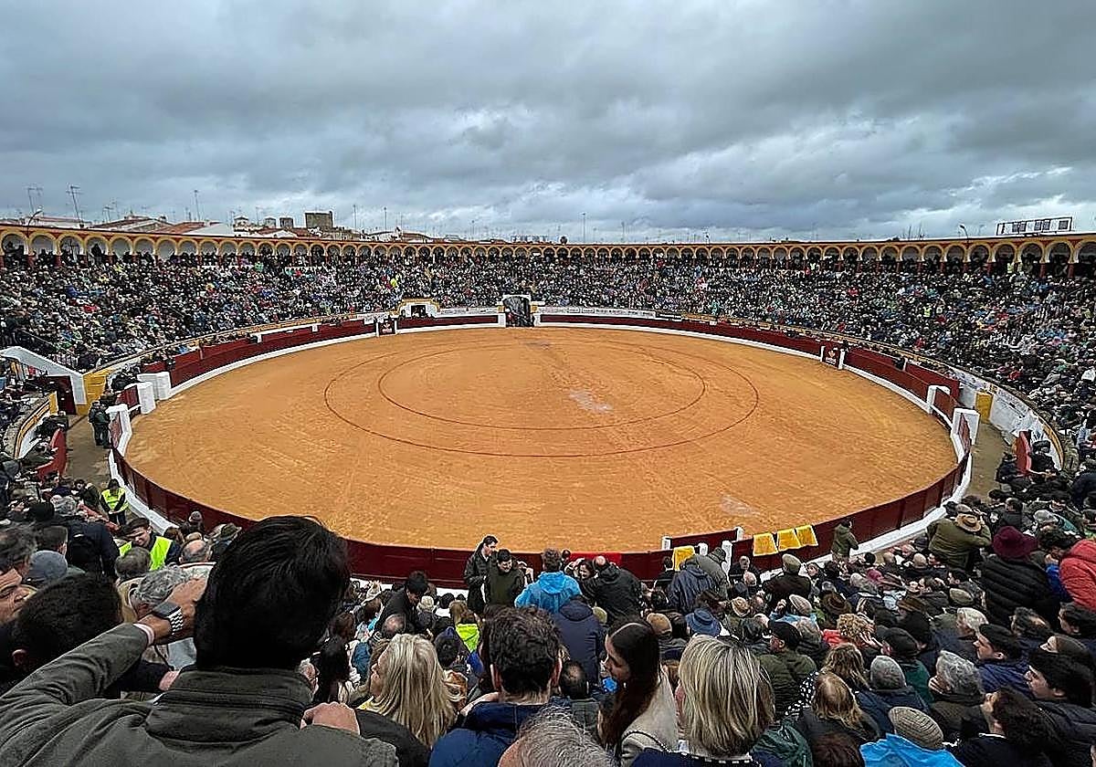 Público en la plaza de toros de Olivenza durante una corrida de la Feria.