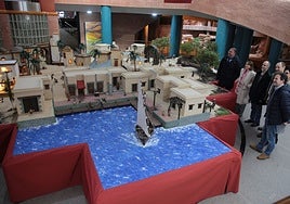 El alcalde Osuna y los concejales Vélez y Aragoneses, con Ángel de las Heras, de la Asociación de Belenistas, en la inauguración esta mañana del Belén municipal.