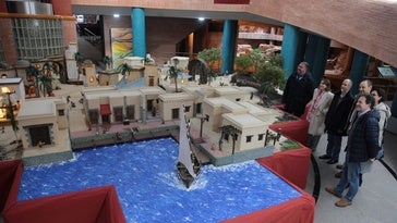 El alcalde Osuna y los concejales Vélez y Aragoneses, con Ángel de las Heras, de la Asociación de Belenistas, en la inauguración esta mañana del Belén municipal.