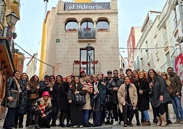 Periodistas y fotógrafos se reuniones en el décimo aniversario de la apertura del bar El Silencio en el corazón del Casco Antiguo.